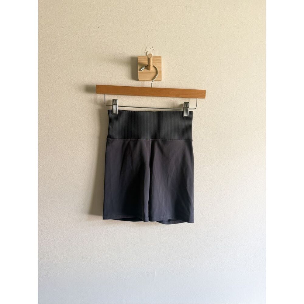 Vuori Ribbed High Waist Grey Biker Shorts Size XS - Picture 2 of 6